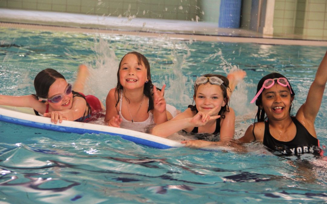 BMI Svømning fejrer 40 års jubilæum med vandplask og glade medlemmer