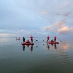 Folk ude på havet på SUP
