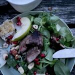 Hvid tallerken med salat og kød